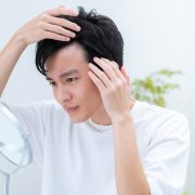 薄毛に悩む若い男性