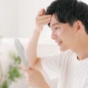 前髪を気にする男性