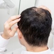 鏡を見る男性