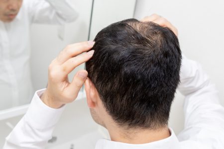 鏡を見る男性