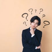 悩む男性