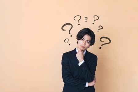悩む男性