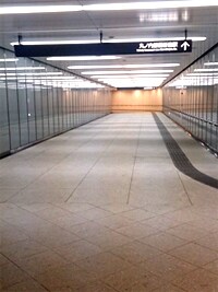丸の内線西新宿駅を目指し、道なりに進みます。