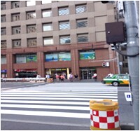 新宿警察署前交差点を右に渡ります。