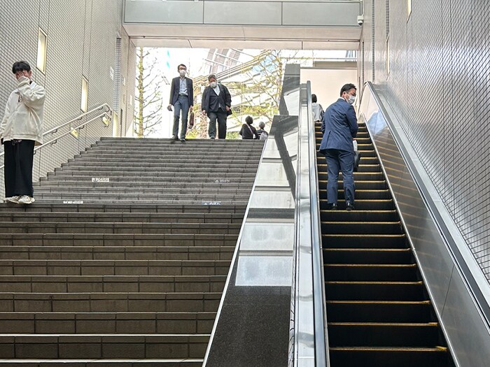 道案内画像03 丸の内線　西新宿駅から（地上）