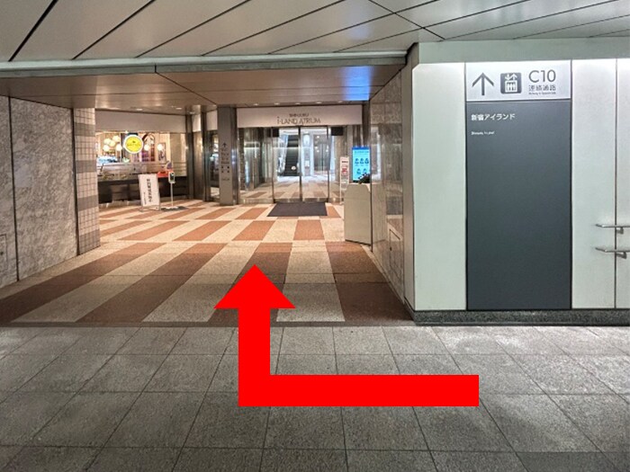 道案内画像02 丸の内線　西新宿駅から（地下直結）