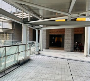 道案内画像04 横浜駅（地上）からお越しの方