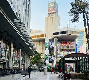 道案内画像05 横浜駅（地上）からお越しの方
