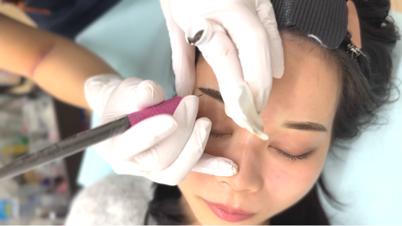 マシンではなく「手彫り」で行うパウダー眉