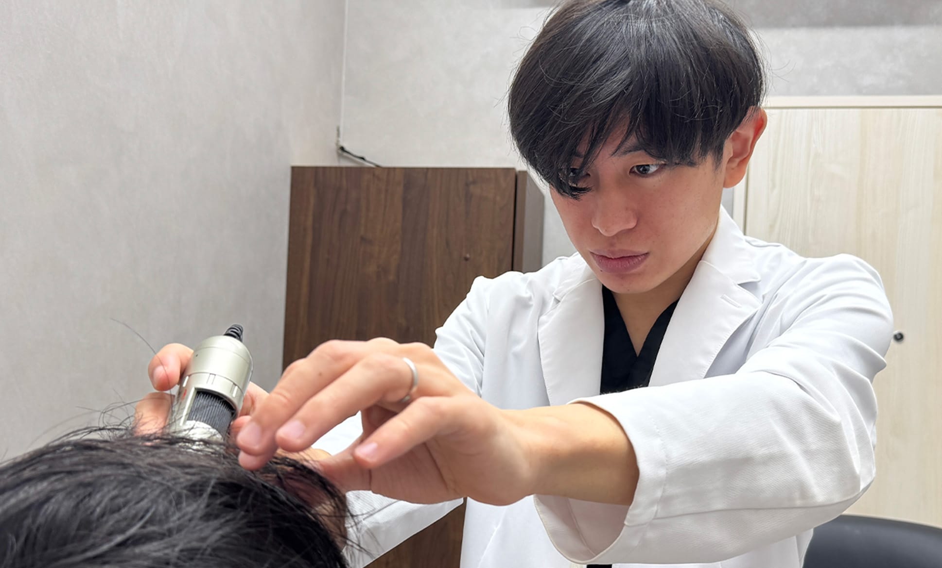 ③植毛も行う医師だからこそできる<strong>「頭皮状態に応じた診断」</strong>