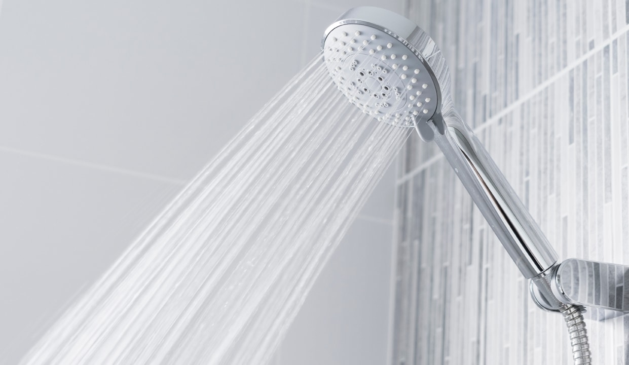 シャワーの「強い水圧」を直接当てる