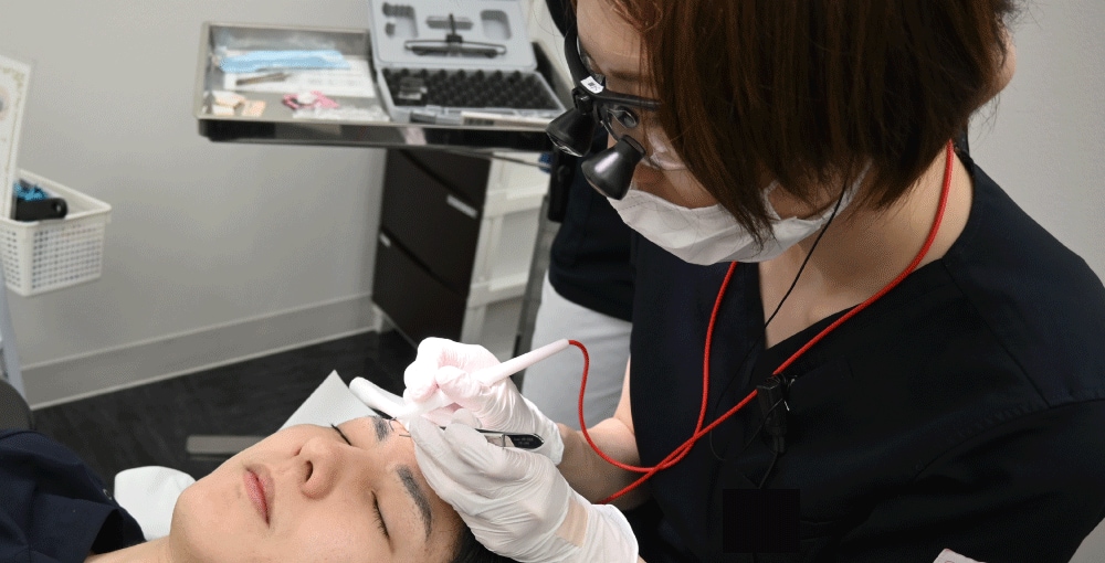 理由3：拡大鏡を用いた「超・精密アプローチ」で、レーザー不可の部位も救済可能
